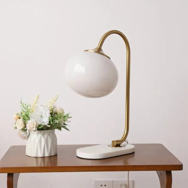 Variant image for Metalen en Glazen Tafellamp met Ronde Kap en Diffuus Licht – Speels en Elegant Ontwerp voor Moderne Interieurs-2