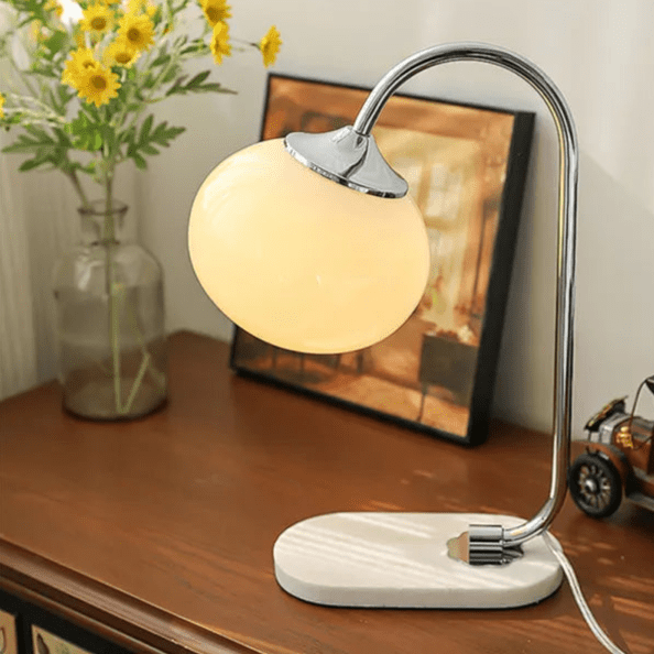 Metalen en Glazen Tafellamp met Ronde Kap en Diffuus Licht – Speels en Elegant Ontwerp voor Moderne Interieurs-1