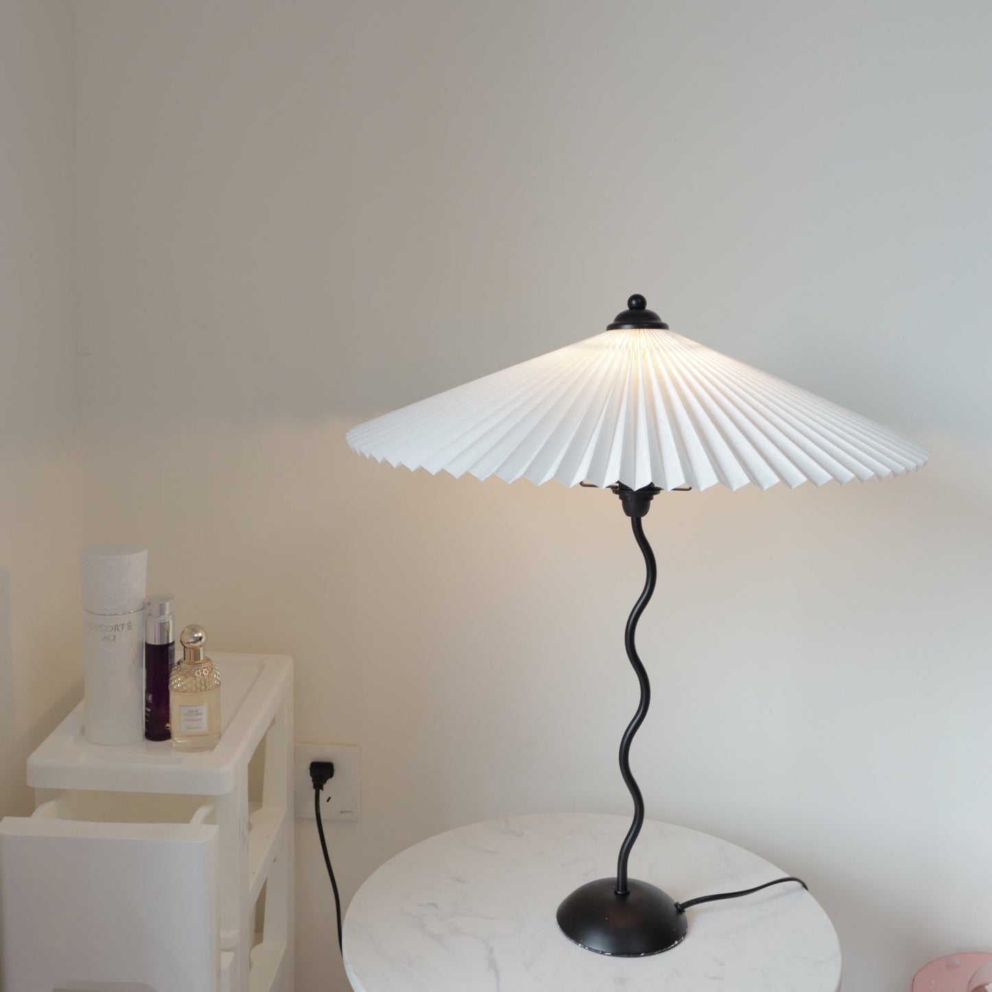 Artistieke Tafellamp met Dynamisch Golvend Ontwerp en Zachte Gloed - Metaal en Stof, 43cm Diameter, E14 Verlichting-2