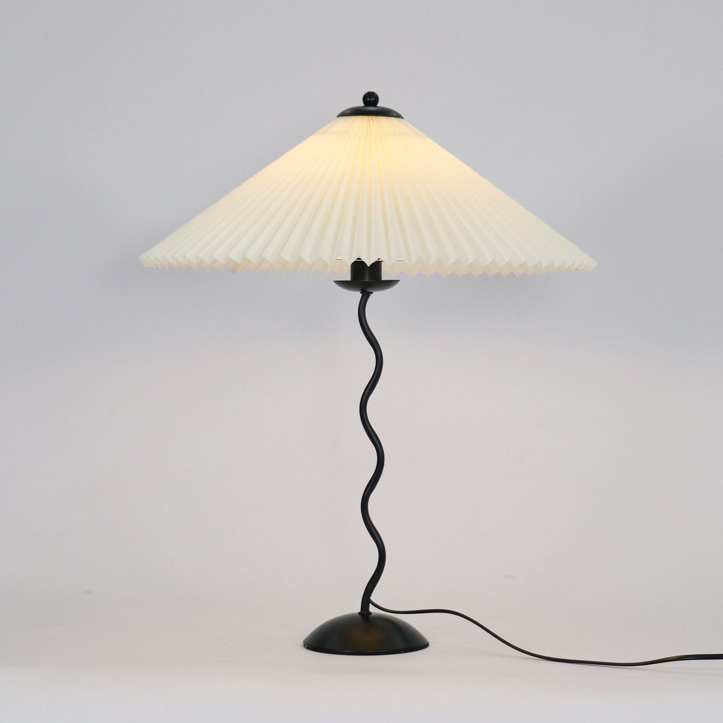Variant image for Artistieke Tafellamp met Dynamisch Golvend Ontwerp en Zachte Gloed - Metaal en Stof, 43cm Diameter, E14 Verlichting-1