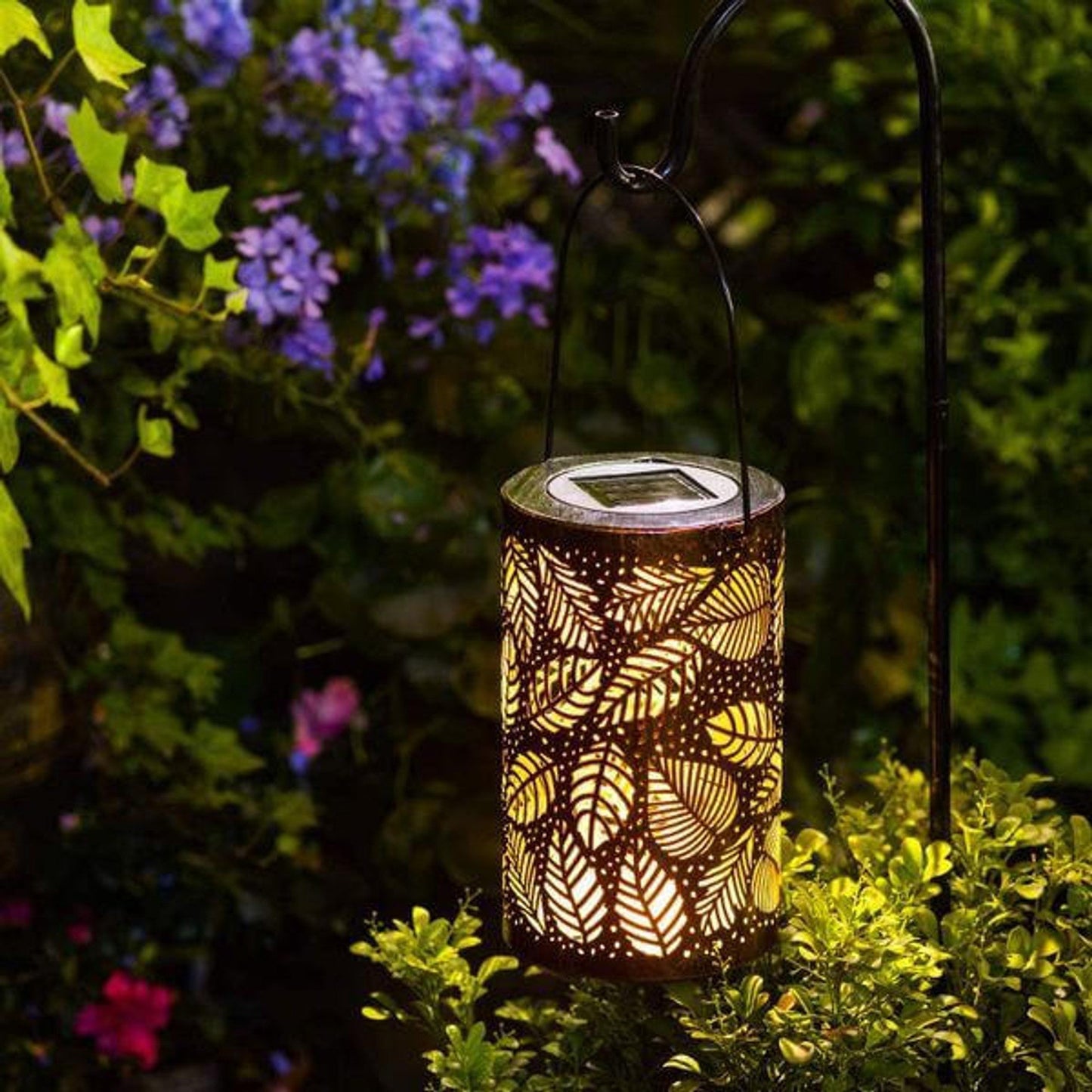 Lichtgevende Tuinlantaarn met Uniek Bladontwerp - Weerbestendige Buitenverlichting met Gouden Gloed-3