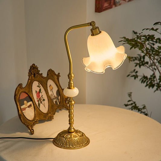 Modieuze Tafellamp Goud met Bloemontwerp - Duurzaam Messing en Glas voor Sfeervolle Verlichting D30 x H48cm-1