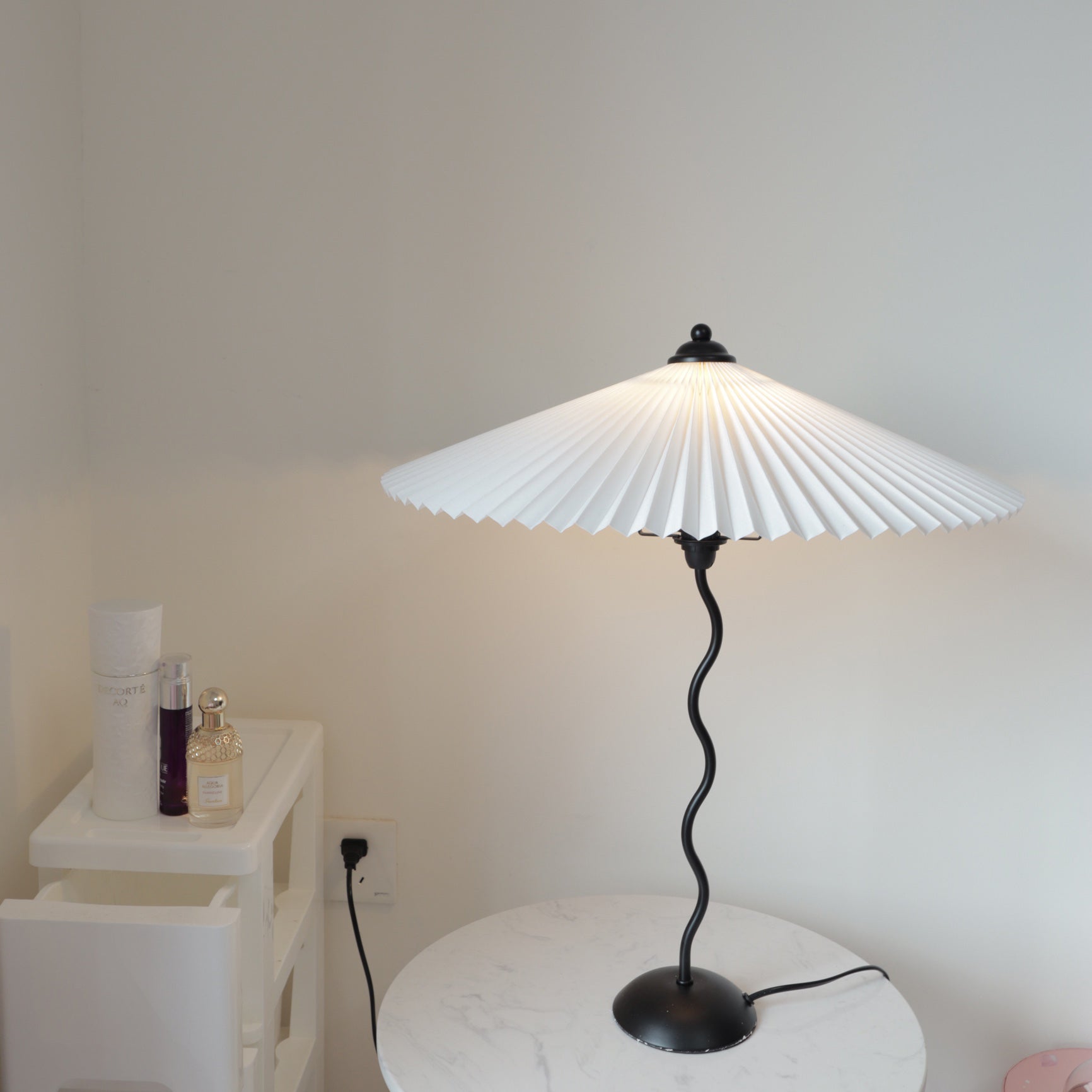 Artistieke Tafellamp met Dynamisch Golvend Ontwerp en Zachte Gloed - Metaal en Stof, 43cm Diameter, E14 Verlichting-2