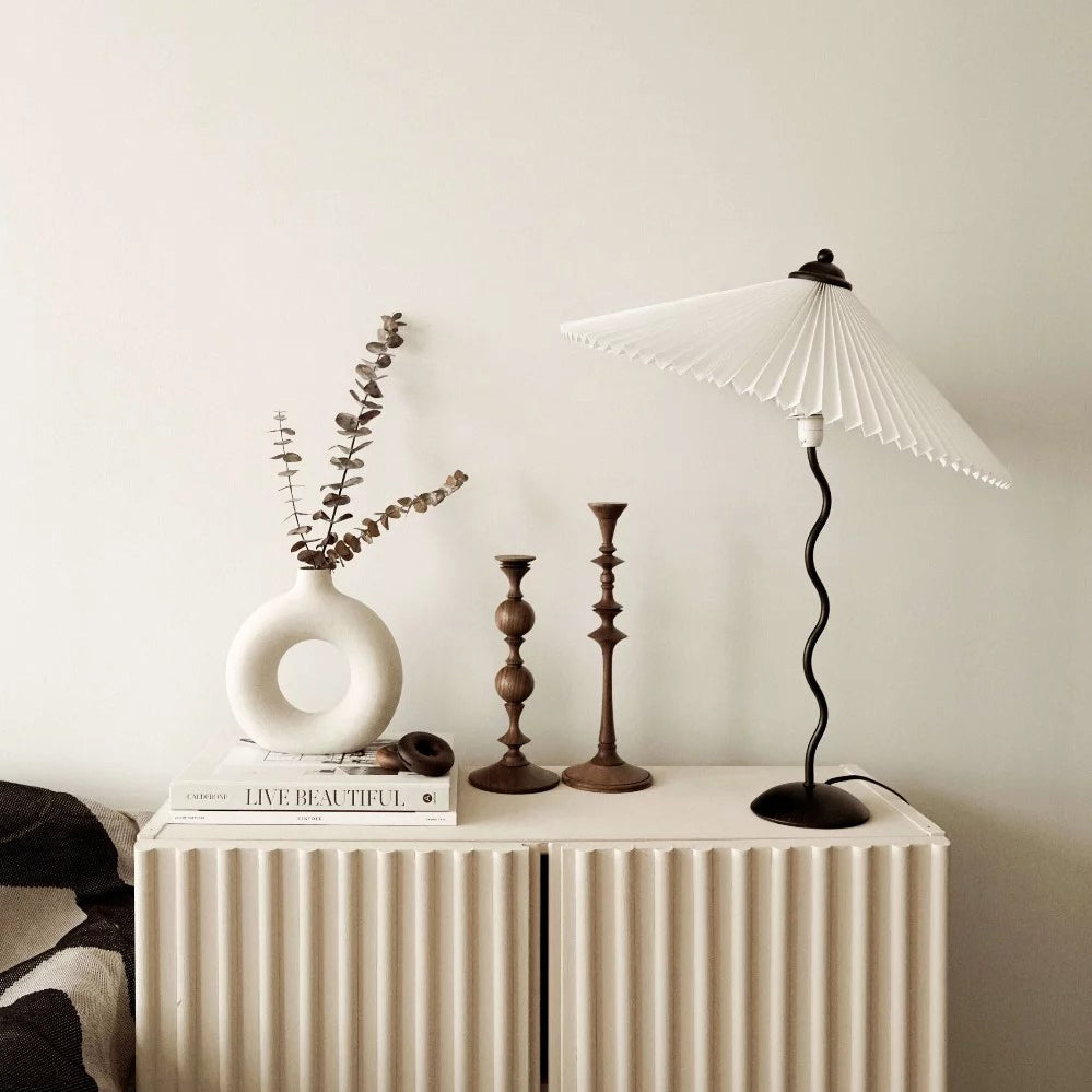 Artistieke Tafellamp met Dynamisch Golvend Ontwerp en Zachte Gloed - Metaal en Stof, 43cm Diameter, E14 Verlichting-4