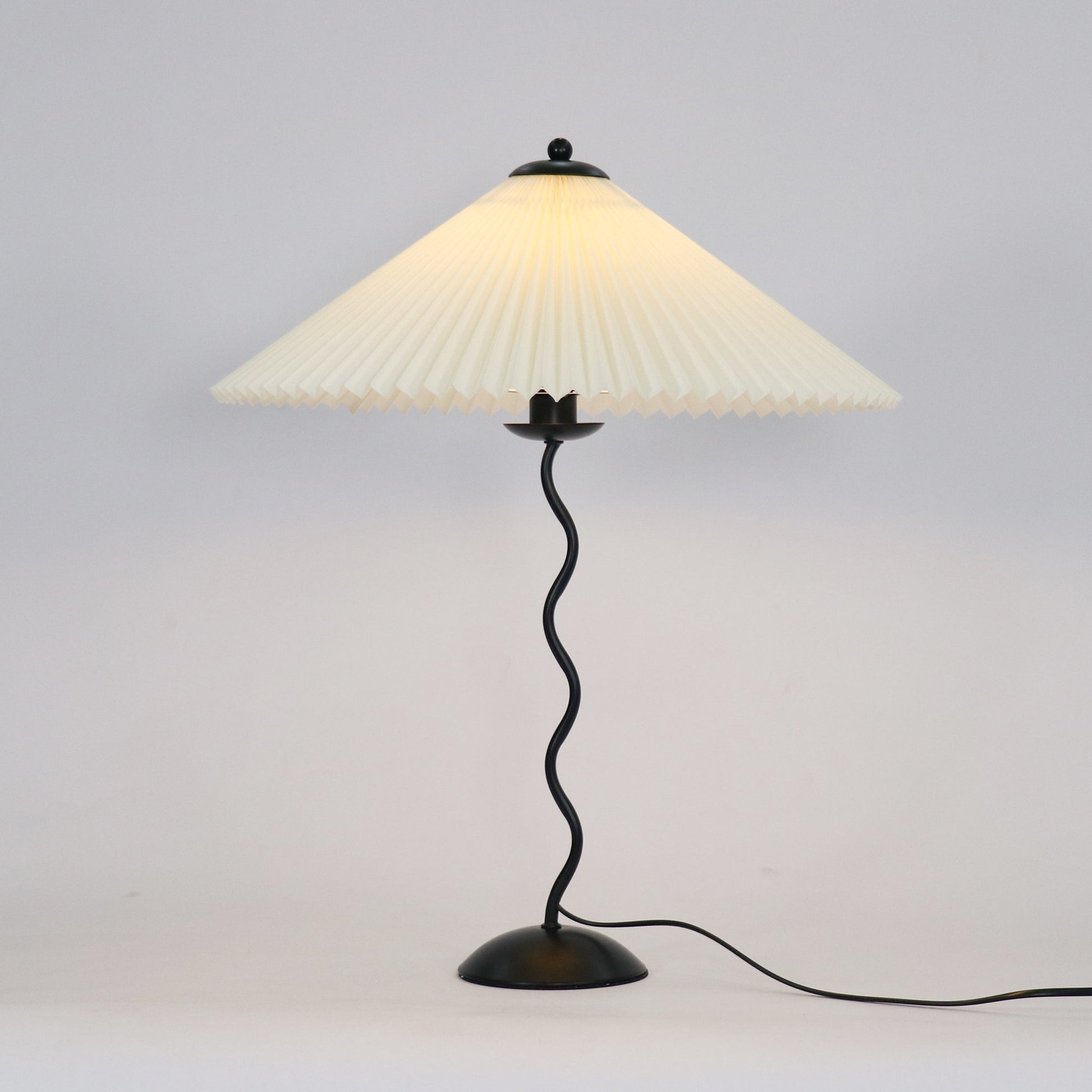 Variant image for Artistieke Tafellamp met Dynamisch Golvend Ontwerp en Zachte Gloed - Metaal en Stof, 43cm Diameter, E14 Verlichting-1