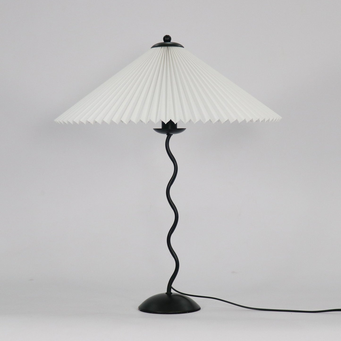 Variant image for Artistieke Tafellamp met Dynamisch Golvend Ontwerp en Zachte Gloed - Metaal en Stof, 43cm Diameter, E14 Verlichting-3