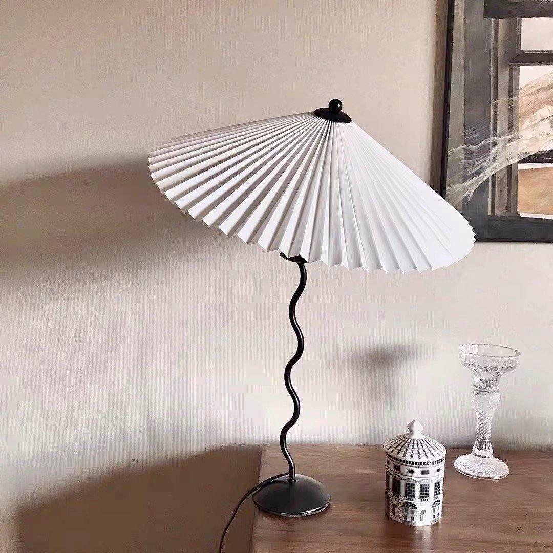 Artistieke Tafellamp met Dynamisch Golvend Ontwerp en Zachte Gloed - Metaal en Stof, 43cm Diameter, E14 Verlichting-5
